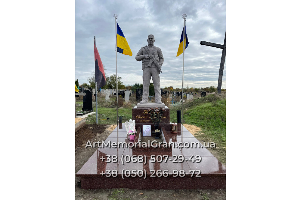 Памятник военному в виде скульптуры 00894